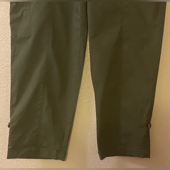 CHICO’S Convertible Poplin Cargo Crops size1.5 = M/10 - Picture 8 of 17
